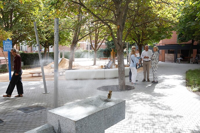 2.García Romero visita la nueva plaza del Valle de Oro en Carabanchel