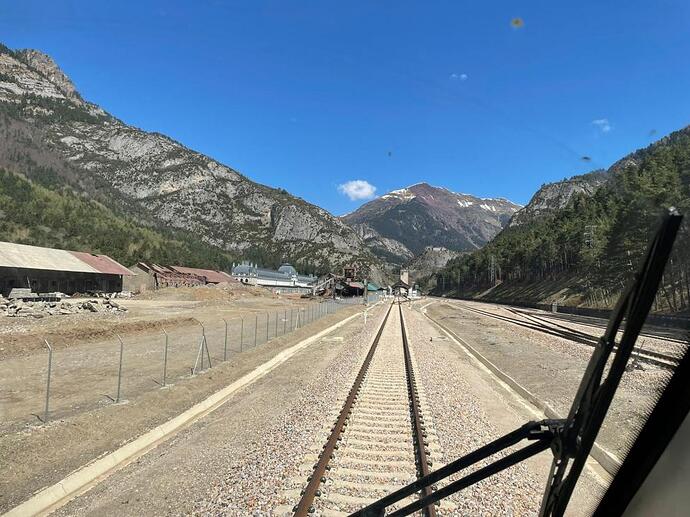llegada-del-primer-tren-a-la-nueva-estacion-internacional-de-canfranc-7