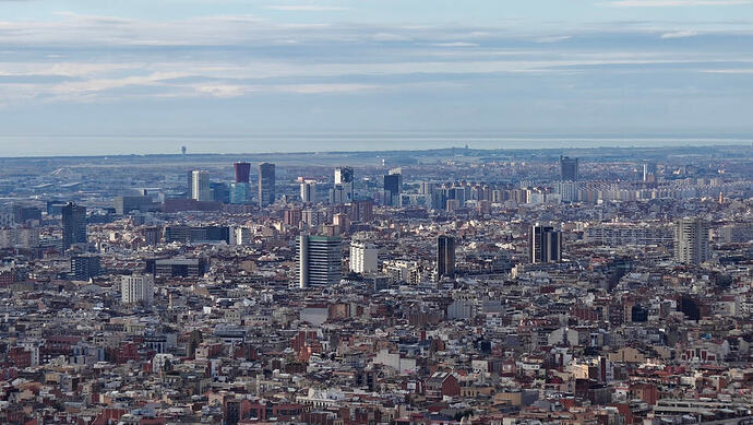 Plaça d'Europa en l'Hospitalet y el aeropuerto al fondo