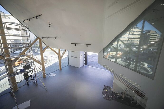 Espacio-comun-del-nuevo-centro-cultural-con-biblioteca-de-Montecarmelo-1500x1000