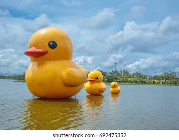 three-big-yellow-rubber-ducks-260nw-692475352