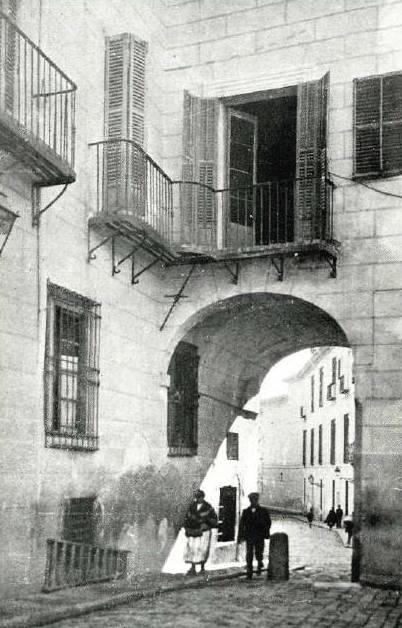1915. Plaza del Conde de Miranda. La Casa de los Salvajes