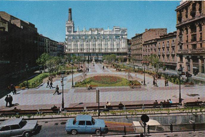 plaza de santa ana con aparcamiento